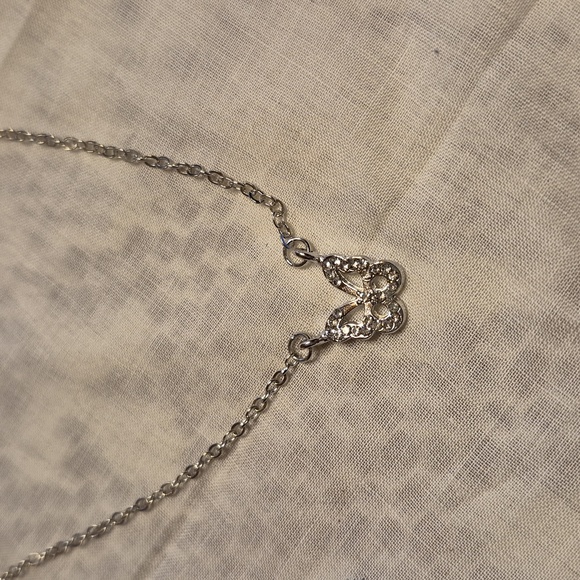 $5"DEAL! Elegant Silver tone Butterfly Adjustable Necklace. NEW! MUST BUNDLE - Picture 2 of 6